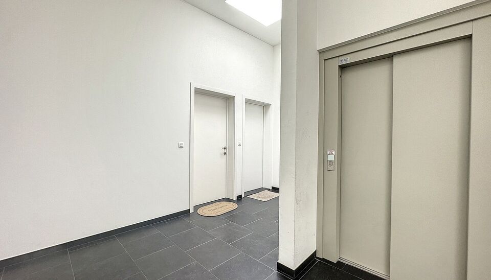 Twee slaapkamer appartement met lift. Via de gang komen we rechtstreeks in de ruime lichtrijke woonkamer op keramische tegelvloer (ca.34m&sup2;) met aansluitend de ingerichte keuken  (ca 8m&sup2; ) met koelkast, keramisch kookvuur, dampkap, ingebouwde vaatwasmach