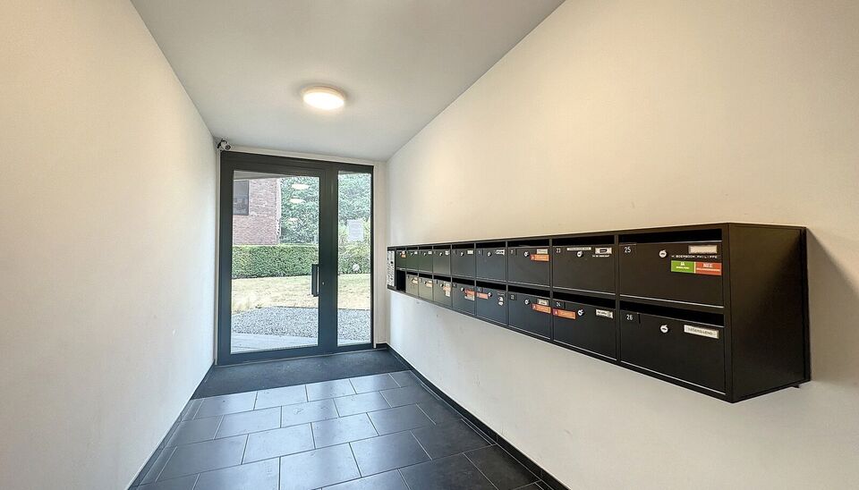 Twee slaapkamer appartement met lift. Via de gang komen we rechtstreeks in de ruime lichtrijke woonkamer op keramische tegelvloer (ca.34m&sup2;) met aansluitend de ingerichte keuken  (ca 8m&sup2; ) met koelkast, keramisch kookvuur, dampkap, ingebouwde vaatwasmach