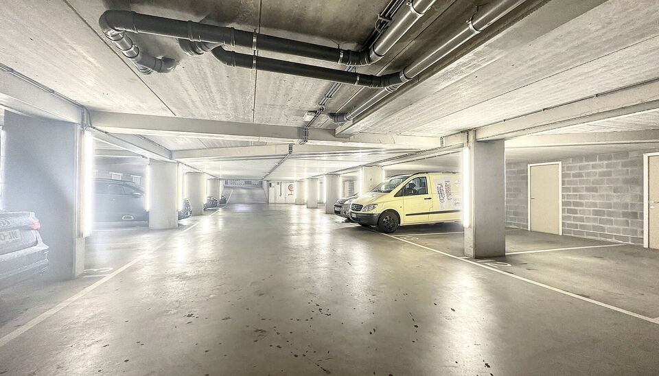 Twee slaapkamer appartement met lift. Via de gang komen we rechtstreeks in de ruime lichtrijke woonkamer op keramische tegelvloer (ca.34m&sup2;) met aansluitend de ingerichte keuken  (ca 8m&sup2; ) met koelkast, keramisch kookvuur, dampkap, ingebouwde vaatwasmach