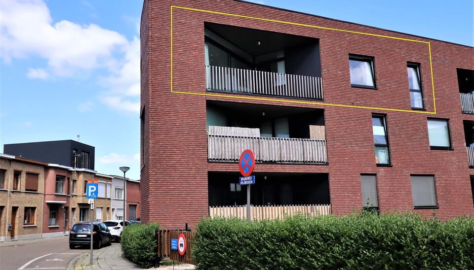Twee slaapkamer appartement met lift. Via de gang komen we rechtstreeks in de ruime lichtrijke woonkamer op keramische tegelvloer (ca.34m&sup2;) met aansluitend de ingerichte keuken  (ca 8m&sup2; ) met koelkast, keramisch kookvuur, dampkap, ingebouwde vaatwasmach