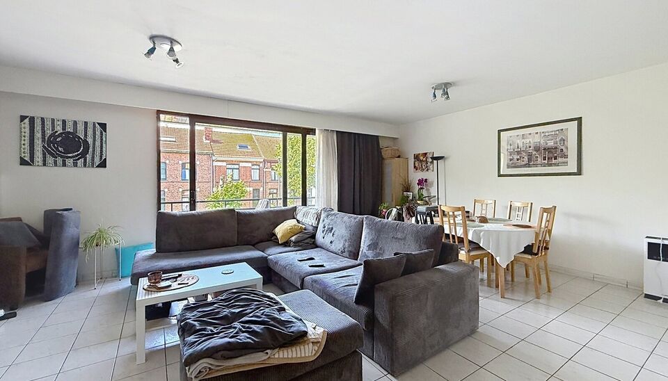 Ruim en lichtrijk appartement op wandelafstand van het Veltwijckpark en het waterkasteel. Ruime en lichtrijke eet- en woonkamer (ca. 35 m&sup2;) op keramische tegelvloer met half open ingerichte keuken en voorzien van keramische kookplaat en dampkap, koelkast