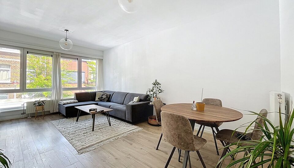 Verzorgd tweeslaapkamer appartement met terras op de 2e verdieping. Ruime inkomhal op laminaat voor een comfortabel ontvangst met mogelijkheid tot vestiaire. Gesloten keuken voorzien van alle nodige inbouwtoestellen: koelkast, diepvriezer, kookplaat en ov