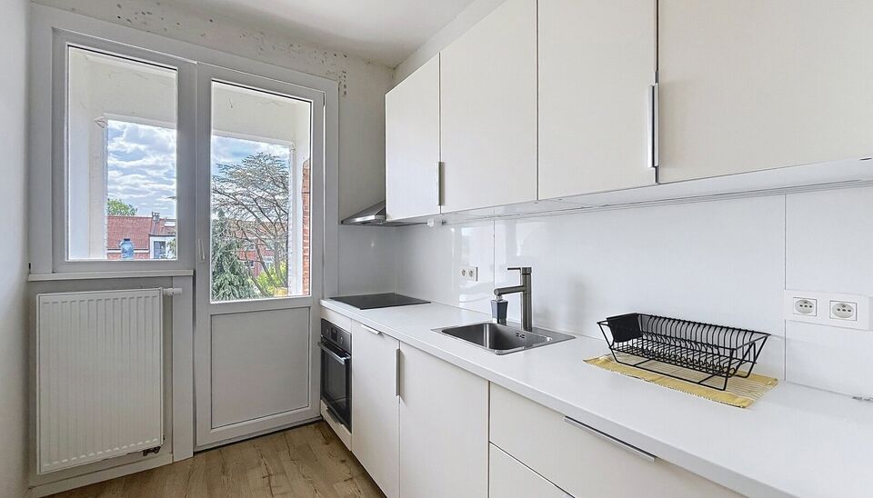 Verzorgd tweeslaapkamer appartement met terras op de 2e verdieping. Ruime inkomhal op laminaat voor een comfortabel ontvangst met mogelijkheid tot vestiaire. Gesloten keuken voorzien van alle nodige inbouwtoestellen: koelkast, diepvriezer, kookplaat en ov