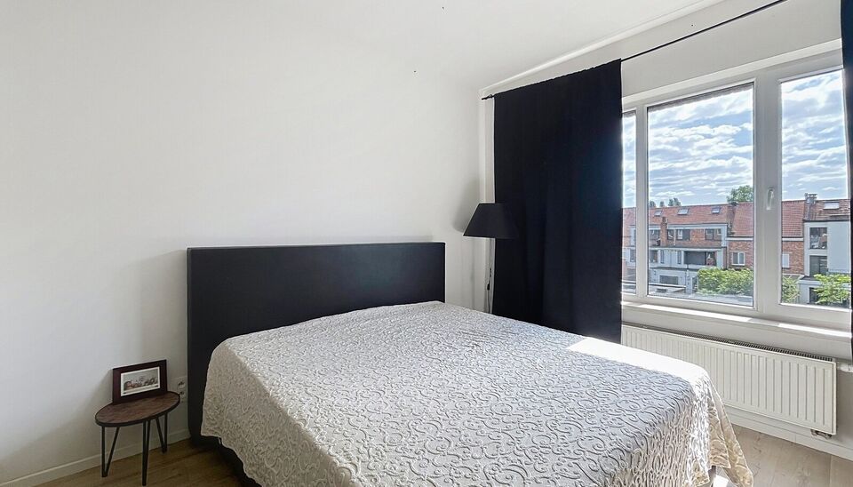 Verzorgd tweeslaapkamer appartement met terras op de 2e verdieping. Ruime inkomhal op laminaat voor een comfortabel ontvangst met mogelijkheid tot vestiaire. Gesloten keuken voorzien van alle nodige inbouwtoestellen: koelkast, diepvriezer, kookplaat en ov