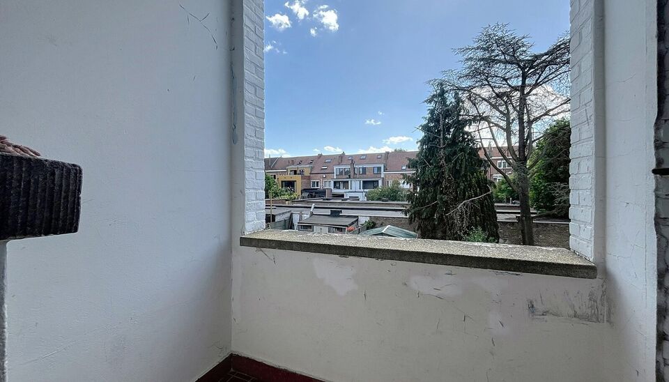 Verzorgd tweeslaapkamer appartement met terras op de 2e verdieping. Ruime inkomhal op laminaat voor een comfortabel ontvangst met mogelijkheid tot vestiaire. Gesloten keuken voorzien van alle nodige inbouwtoestellen: koelkast, diepvriezer, kookplaat en ov