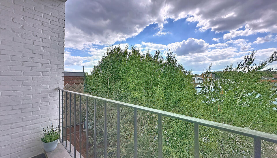 In een kleinschalig en verzorgd gebouw met lift bevindt zich dit prachtig gerenoveerde appartement met hoogwaardige afwerking. De ruime inkomhal beschikt over een bergkast met aansluiting voor wasmachine en droogkast. De lichtrijke woonkamer met grote ram