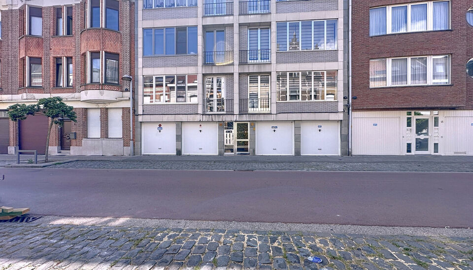 In een kleinschalig en verzorgd gebouw met lift bevindt zich dit prachtig gerenoveerde appartement met hoogwaardige afwerking. De ruime inkomhal beschikt over een bergkast met aansluiting voor wasmachine en droogkast. De lichtrijke woonkamer met grote ram