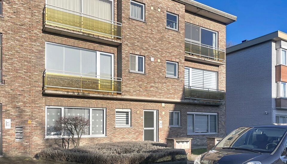 Verzorgd en ruim hoekappartement (ca. 95m&sup2;) in een rustige woonwijk met 2 slaapkamers. Dit appartement bevindt zich op de 2e verdieping in een klein gebouw met lage onkosten. Inkomhal met apart toilet en vestiaire, ruime woon- en eetkamer (ca. 35m&sup2;) op 