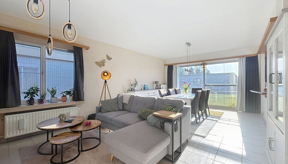 Verzorgd en ruim hoekappartement (ca. 95m&sup2;) in een rustige woonwijk met 2 slaapkamers. Dit appartement bevindt zich op de 2e verdieping in een klein gebouw met lage onkosten. Inkomhal met apart toilet en vestiaire, ruime woon- en eetkamer (ca. 35m&sup2;) op 