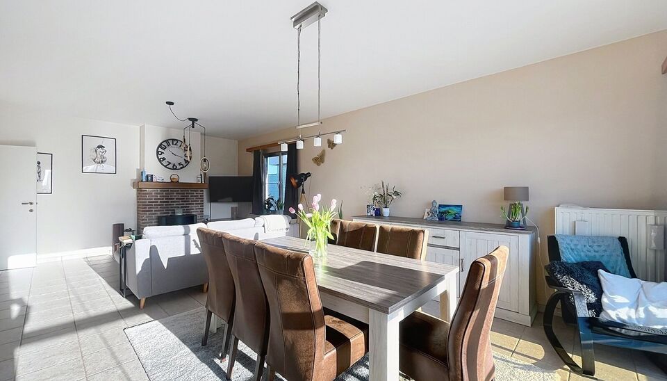 Verzorgd en ruim hoekappartement (ca. 95m&sup2;) in een rustige woonwijk met 2 slaapkamers. Dit appartement bevindt zich op de 2e verdieping in een klein gebouw met lage onkosten. Inkomhal met apart toilet en vestiaire, ruime woon- en eetkamer (ca. 35m&sup2;) op 