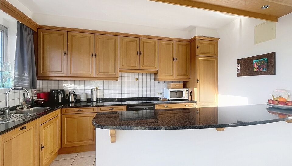 Verzorgd en ruim hoekappartement (ca. 95m&sup2;) in een rustige woonwijk met 2 slaapkamers. Dit appartement bevindt zich op de 2e verdieping in een klein gebouw met lage onkosten. Inkomhal met apart toilet en vestiaire, ruime woon- en eetkamer (ca. 35m&sup2;) op 