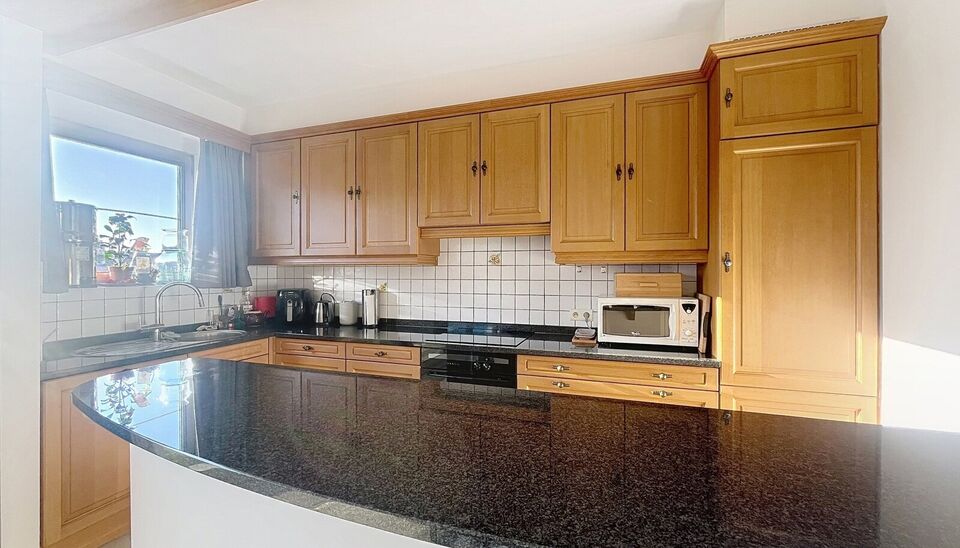 Verzorgd en ruim hoekappartement (ca. 95m&sup2;) in een rustige woonwijk met 2 slaapkamers. Dit appartement bevindt zich op de 2e verdieping in een klein gebouw met lage onkosten. Inkomhal met apart toilet en vestiaire, ruime woon- en eetkamer (ca. 35m&sup2;) op 