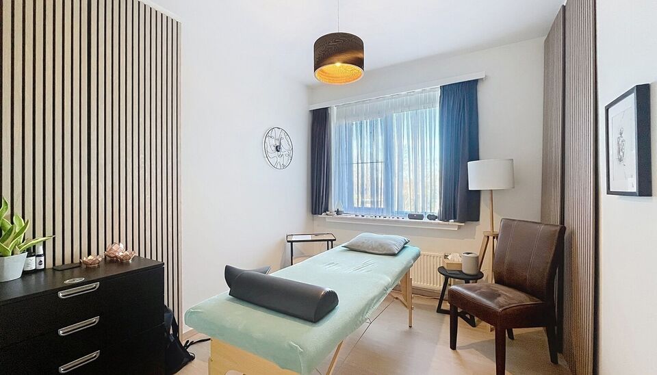 Verzorgd en ruim hoekappartement (ca. 95m&sup2;) in een rustige woonwijk met 2 slaapkamers. Dit appartement bevindt zich op de 2e verdieping in een klein gebouw met lage onkosten. Inkomhal met apart toilet en vestiaire, ruime woon- en eetkamer (ca. 35m&sup2;) op 