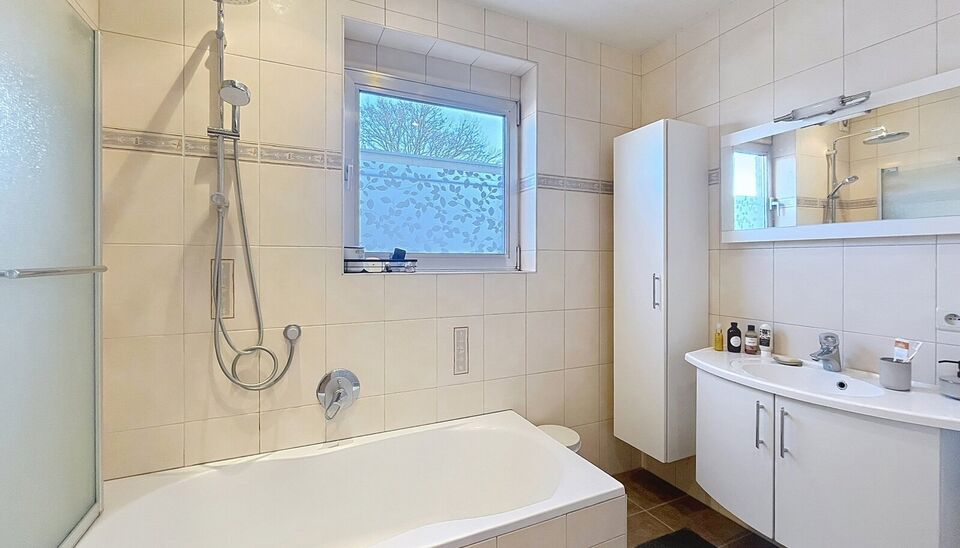 Verzorgd en ruim hoekappartement (ca. 95m&sup2;) in een rustige woonwijk met 2 slaapkamers. Dit appartement bevindt zich op de 2e verdieping in een klein gebouw met lage onkosten. Inkomhal met apart toilet en vestiaire, ruime woon- en eetkamer (ca. 35m&sup2;) op 