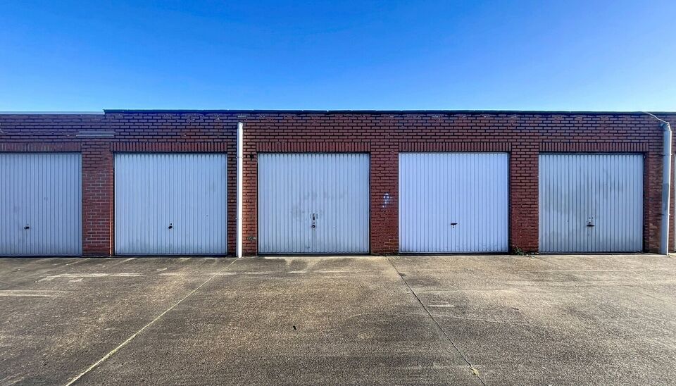 Verzorgd en ruim hoekappartement (ca. 95m&sup2;) in een rustige woonwijk met 2 slaapkamers. Dit appartement bevindt zich op de 2e verdieping in een klein gebouw met lage onkosten. Inkomhal met apart toilet en vestiaire, ruime woon- en eetkamer (ca. 35m&sup2;) op 