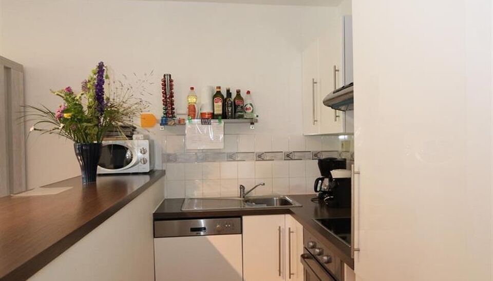 Instapklaar goed ge&iuml;soleerd appartement  in het hartje van Brasschaat.
Inkomhal met aparte berging voor wasmachine en droogkast.  Woon- en eetkamer (ca. 32m&sup2;) op laminaatvloer met een open ingerichte keuken voorzien van een eiland. De keuken is voorzien