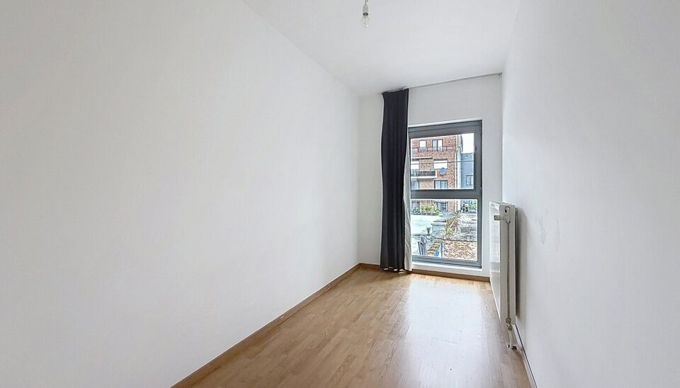 Instapklaar goed ge&iuml;soleerd appartement  in het hartje van Brasschaat.
Inkomhal met aparte berging voor wasmachine en droogkast.  Woon- en eetkamer (ca. 32m&sup2;) op laminaatvloer met een open ingerichte keuken voorzien van een eiland. De keuken is voorzien