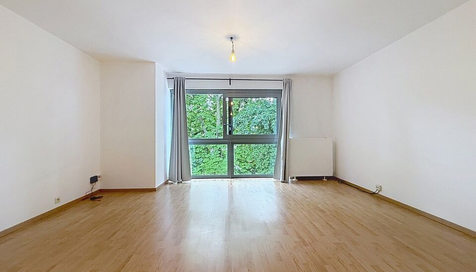 Instapklaar goed ge&iuml;soleerd appartement  in het hartje van Brasschaat.
Inkomhal met aparte berging voor wasmachine en droogkast.  Woon- en eetkamer (ca. 32m&sup2;) op laminaatvloer met een open ingerichte keuken voorzien van een eiland. De keuken is voorzien