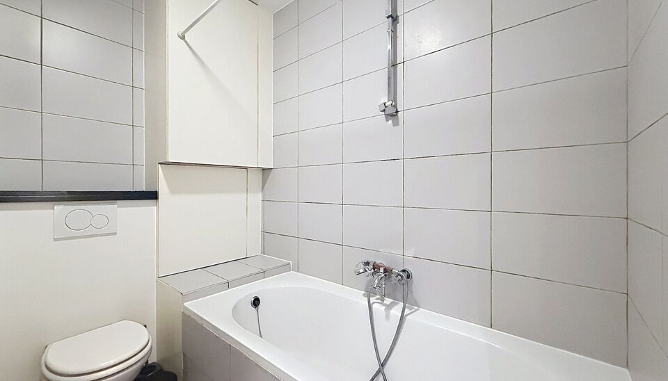 Instapklaar goed ge&iuml;soleerd appartement  in het hartje van Brasschaat.
Inkomhal met aparte berging voor wasmachine en droogkast.  Woon- en eetkamer (ca. 32m&sup2;) op laminaatvloer met een open ingerichte keuken voorzien van een eiland. De keuken is voorzien