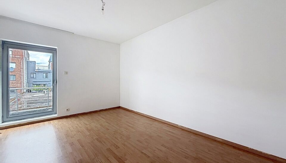 Instapklaar goed ge&iuml;soleerd appartement  in het hartje van Brasschaat.
Inkomhal met aparte berging voor wasmachine en droogkast.  Woon- en eetkamer (ca. 32m&sup2;) op laminaatvloer met een open ingerichte keuken voorzien van een eiland. De keuken is voorzien