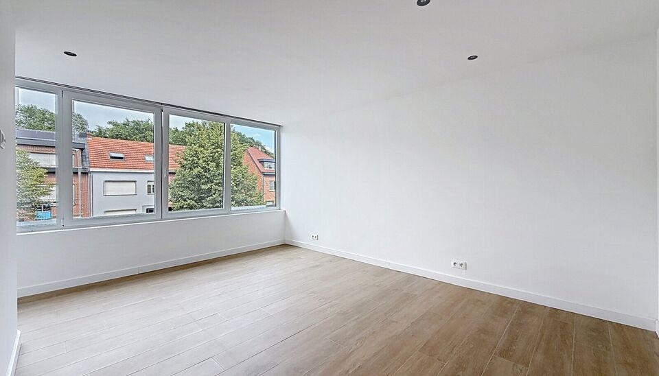 Gerenoveerd ruim duplex appartement (ca. 135m&sup2;) met tuin en terras. Ruime woon- en eetkamer (ca.43m&sup2;) op tegelvloer, met open ingerichte leefkeuken (ca. 10m&sup2;) en stenen werkblad. De keuken is voorzien van inductiekookplaat, dampkap, micro, oven, koelka