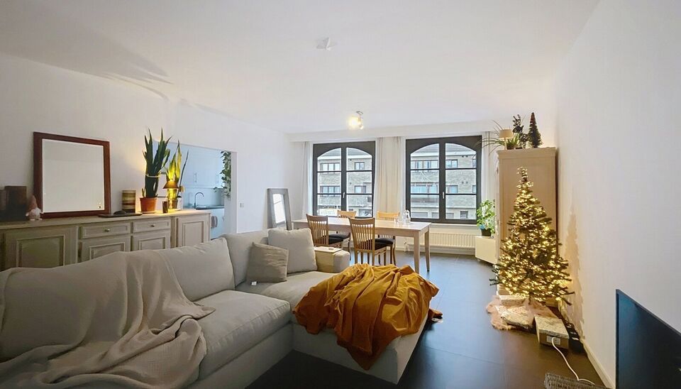 2 Slaapkamer appartement met terras (ca. 20m&sup2;) op de eerste verdieping in het centrum van St Job In't Goor. Lichtrijke woonkamer (ca. 44m&sup2;) op keramische tegelvloer met zithoek. Half open keuken (ca.8m&sup2;) voorzien van kookplaat en dampkap, oven en vaatw