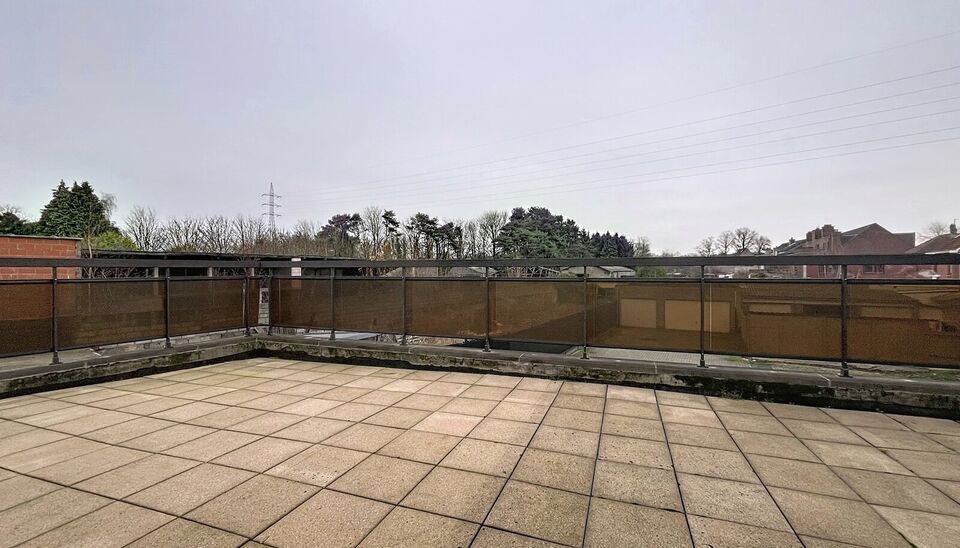 2 Slaapkamer appartement met terras (ca. 20m&sup2;) op de eerste verdieping in het centrum van St Job In't Goor. Lichtrijke woonkamer (ca. 44m&sup2;) op keramische tegelvloer met zithoek. Half open keuken (ca.8m&sup2;) voorzien van kookplaat en dampkap, oven en vaatw