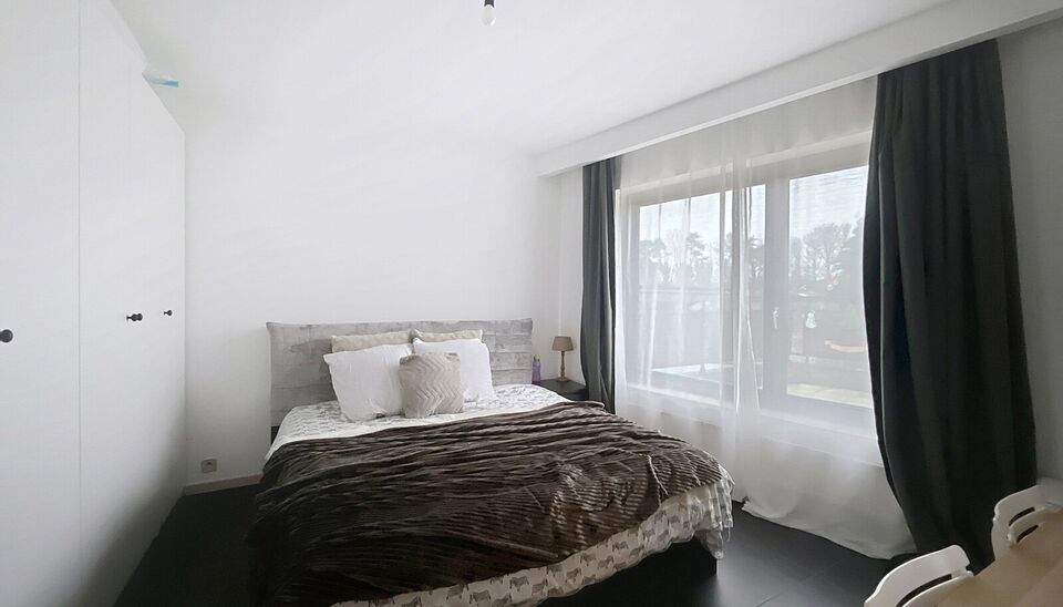 2 Slaapkamer appartement met terras (ca. 20m&sup2;) op de eerste verdieping in het centrum van St Job In't Goor. Lichtrijke woonkamer (ca. 44m&sup2;) op keramische tegelvloer met zithoek. Half open keuken (ca.8m&sup2;) voorzien van kookplaat en dampkap, oven en vaatw