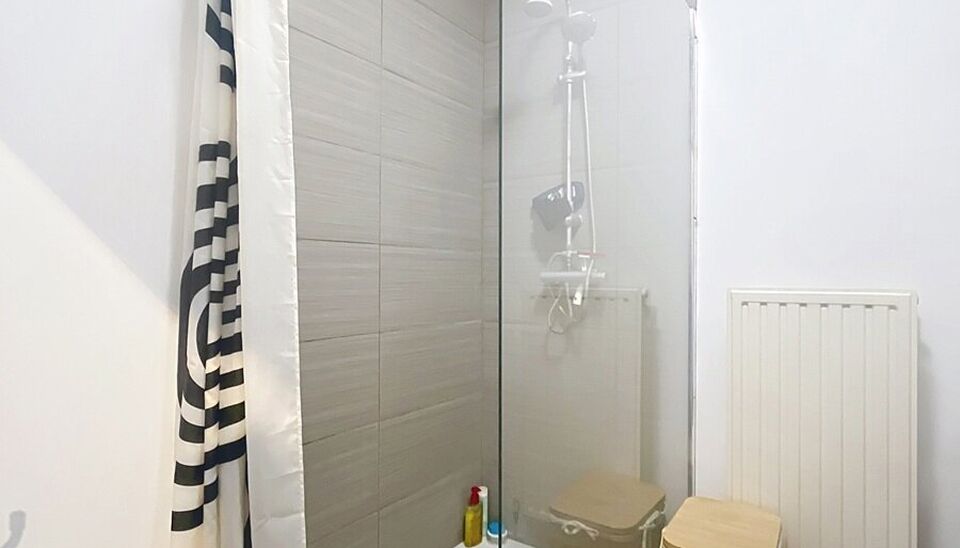 2 Slaapkamer appartement met terras (ca. 20m&sup2;) op de eerste verdieping in het centrum van St Job In't Goor. Lichtrijke woonkamer (ca. 44m&sup2;) op keramische tegelvloer met zithoek. Half open keuken (ca.8m&sup2;) voorzien van kookplaat en dampkap, oven en vaatw