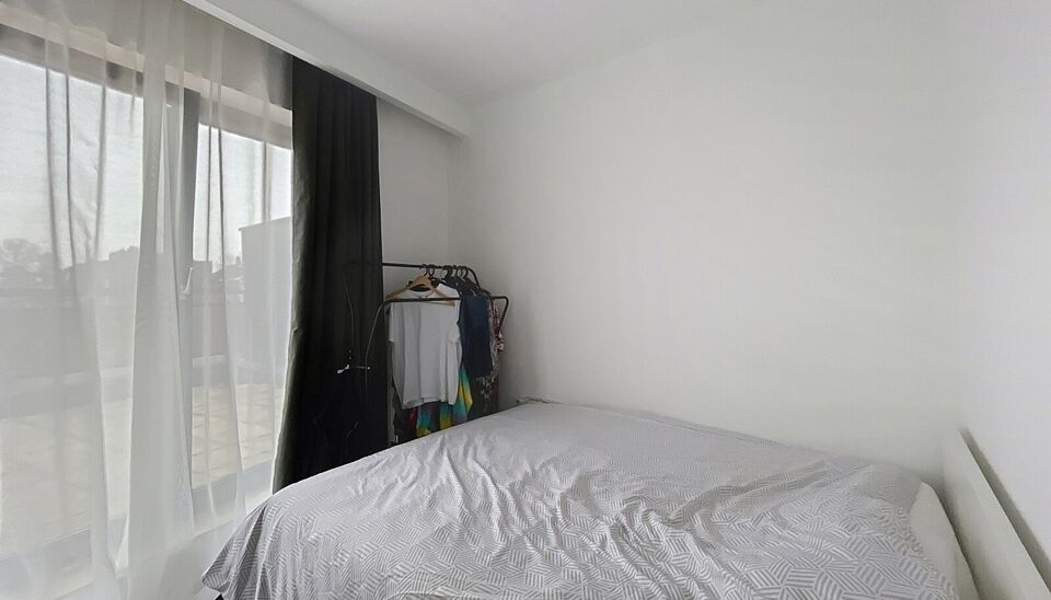 2 Slaapkamer appartement met terras (ca. 20m&sup2;) op de eerste verdieping in het centrum van St Job In't Goor. Lichtrijke woonkamer (ca. 44m&sup2;) op keramische tegelvloer met zithoek. Half open keuken (ca.8m&sup2;) voorzien van kookplaat en dampkap, oven en vaatw