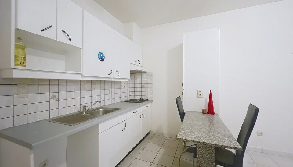 Gelijkvloers 1-slaapkamerappartement in het centrum van Brecht gelegen achteraan het gebouw. Woonkamer (ca. 20m&sup2;) op keramische tegelvloer met een open keuken voorzien van kookplaat en dampkap. Slaapkamer (ca. 12m&sup2;) en ingerichte badkamer met ligbad, la
