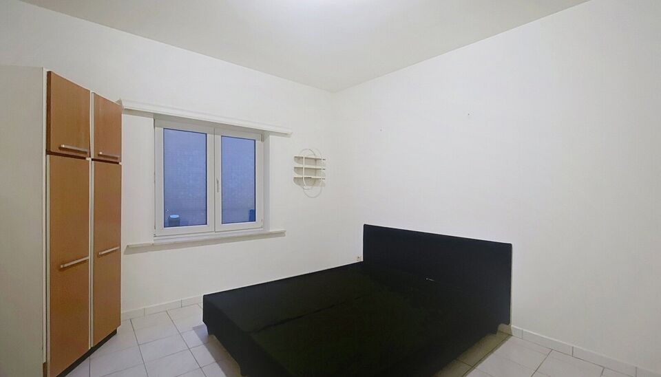Gelijkvloers 1-slaapkamerappartement in het centrum van Brecht gelegen achteraan het gebouw. Woonkamer (ca. 20m&sup2;) op keramische tegelvloer met een open keuken voorzien van kookplaat en dampkap. Slaapkamer (ca. 12m&sup2;) en ingerichte badkamer met ligbad, la
