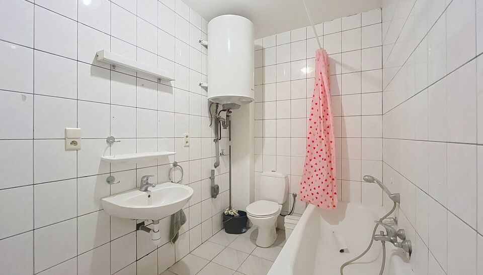Gelijkvloers 1-slaapkamerappartement in het centrum van Brecht gelegen achteraan het gebouw. Woonkamer (ca. 20m&sup2;) op keramische tegelvloer met een open keuken voorzien van kookplaat en dampkap. Slaapkamer (ca. 12m&sup2;) en ingerichte badkamer met ligbad, la