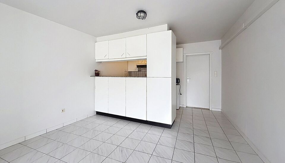 1-slaapkamerappartement ca 66m&sup2; in het centrum van Brecht gelegen op de 1e verdieping. Woonkamer (ca. 25m&sup2;) op keramische tegelvloer met een open keuken voorzien van kookplaat en dampkap. Slaapkamer (ca. 14m&sup2;) en ingerichte badkamer met ligbad, lavabo 