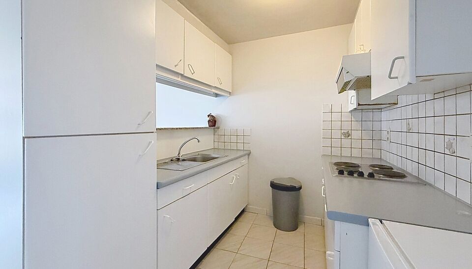 1-slaapkamerappartement ca 66m&sup2; in het centrum van Brecht gelegen op de 1e verdieping. Woonkamer (ca. 25m&sup2;) op keramische tegelvloer met een open keuken voorzien van kookplaat en dampkap. Slaapkamer (ca. 14m&sup2;) en ingerichte badkamer met ligbad, lavabo 