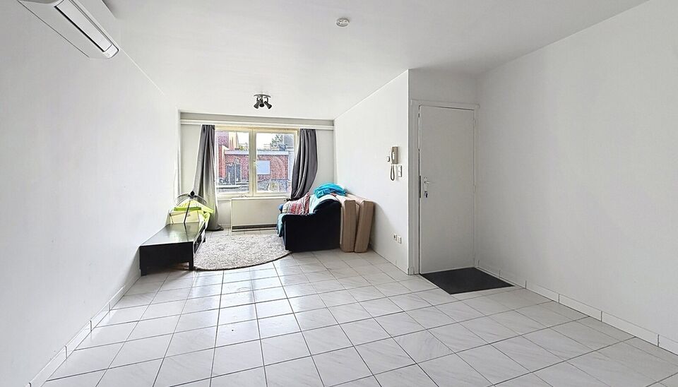 1-slaapkamerappartement ca 66m&sup2; in het centrum van Brecht gelegen op de 1e verdieping. Woonkamer (ca. 25m&sup2;) op keramische tegelvloer met een open keuken voorzien van kookplaat en dampkap. Slaapkamer (ca. 14m&sup2;) en ingerichte badkamer met ligbad, lavabo 