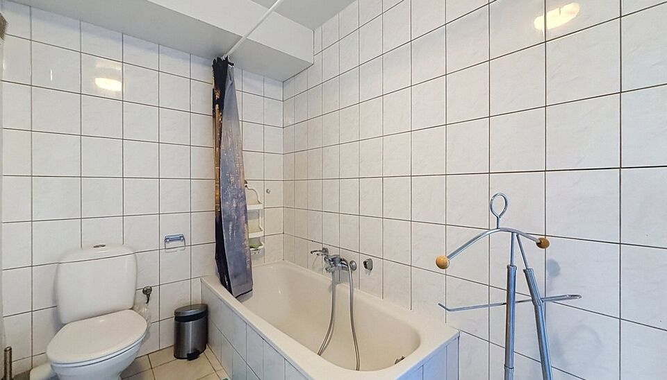 1-slaapkamerappartement ca 66m&sup2; in het centrum van Brecht gelegen op de 1e verdieping. Woonkamer (ca. 25m&sup2;) op keramische tegelvloer met een open keuken voorzien van kookplaat en dampkap. Slaapkamer (ca. 14m&sup2;) en ingerichte badkamer met ligbad, lavabo 