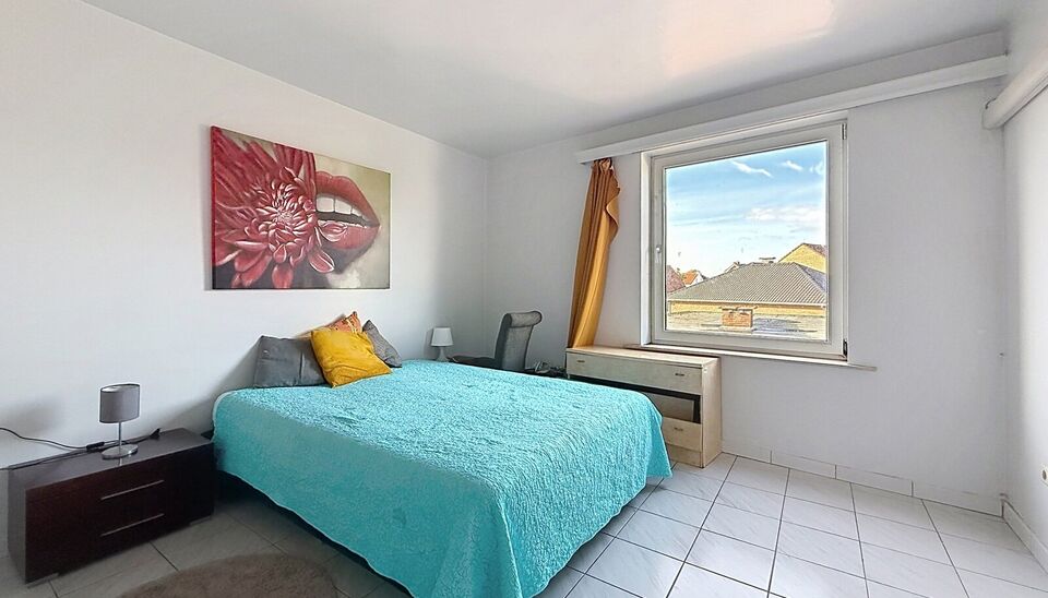 1-slaapkamerappartement ca 66m&sup2; in het centrum van Brecht gelegen op de 1e verdieping. Woonkamer (ca. 25m&sup2;) op keramische tegelvloer met een open keuken voorzien van kookplaat en dampkap. Slaapkamer (ca. 14m&sup2;) en ingerichte badkamer met ligbad, lavabo 