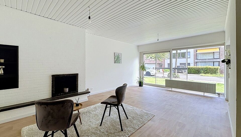 Ontdek dit vernieuwde appartement in een rustige straat nabij het centrum van Aartselaar.
Recent werden de opfrissingswerken afgerond en geniet u nu van een instapklaar appartement in een onderhouden kleinschalig gebouw.
U komt binnen in de hal voorzien v