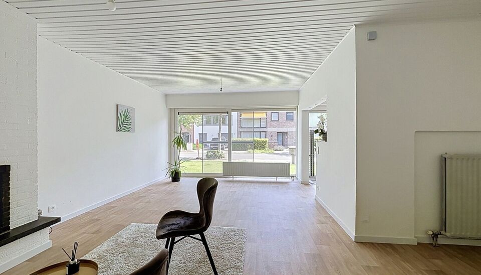 Ontdek dit vernieuwde appartement in een rustige straat nabij het centrum van Aartselaar.
Recent werden de opfrissingswerken afgerond en geniet u nu van een instapklaar appartement in een onderhouden kleinschalig gebouw.
U komt binnen in de hal voorzien v