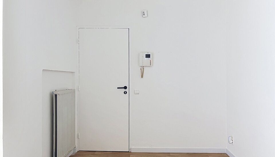 Ontdek dit vernieuwde appartement in een rustige straat nabij het centrum van Aartselaar.
Recent werden de opfrissingswerken afgerond en geniet u nu van een instapklaar appartement in een onderhouden kleinschalig gebouw.
U komt binnen in de hal voorzien v