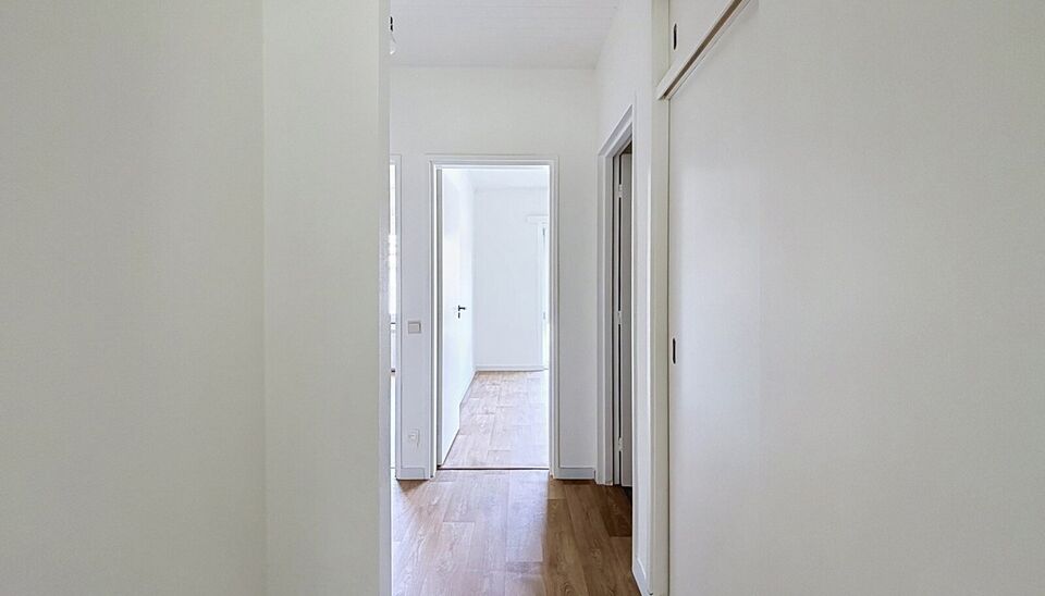 Ontdek dit vernieuwde appartement in een rustige straat nabij het centrum van Aartselaar.
Recent werden de opfrissingswerken afgerond en geniet u nu van een instapklaar appartement in een onderhouden kleinschalig gebouw.
U komt binnen in de hal voorzien v