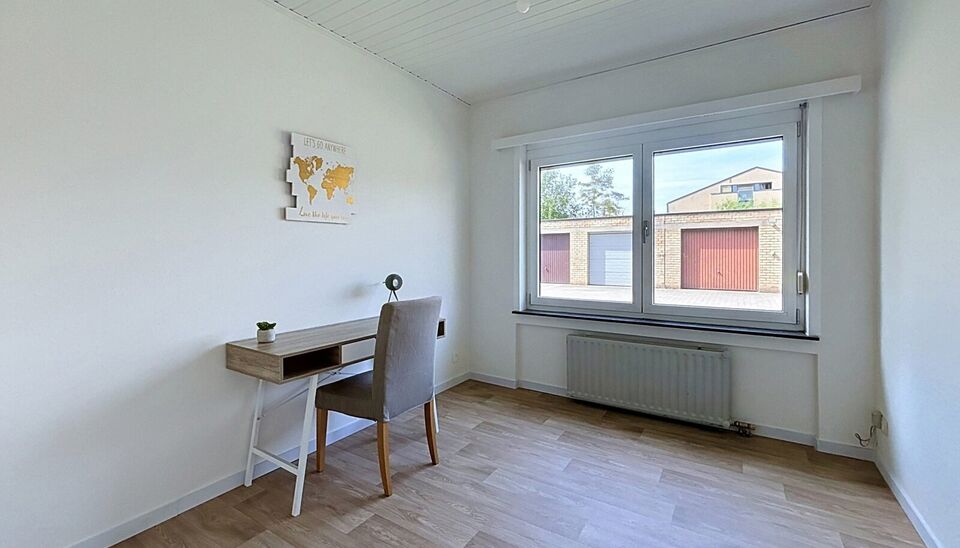 Ontdek dit vernieuwde appartement in een rustige straat nabij het centrum van Aartselaar.
Recent werden de opfrissingswerken afgerond en geniet u nu van een instapklaar appartement in een onderhouden kleinschalig gebouw.
U komt binnen in de hal voorzien v