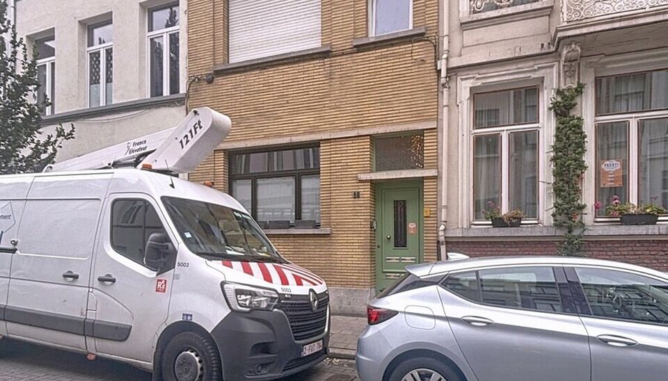 Bij het betreden van dit volledig gerenoveerde appartement wordt u verwelkomd in een stijlvolle inkomhal met een elegante, afgeronde deuropening.
Direct aan de inkom bevindt zich een bureauruimte met parketlaminaat en een gloednieuw raam, ideaal voor thui