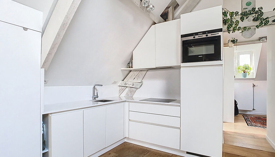 In een voormalige neoclassicistische burgerwoning, volledig gerenoveerd en omgevormd tot een kleinschalig appartementsgebouw met EPC-label B, vind je dit stijlvolle appartement van 57 m². Instapklaar wonen in het hart van Antwerpen!

Het appartement bevi