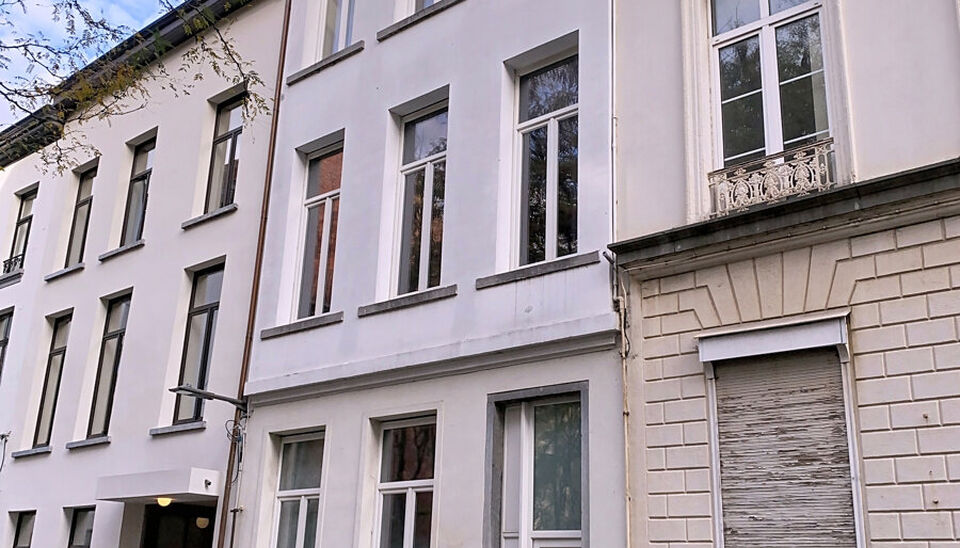In een voormalige neoclassicistische burgerwoning, volledig gerenoveerd en omgevormd tot een kleinschalig appartementsgebouw met EPC-label B, vind je dit stijlvolle appartement van 57 m². Instapklaar wonen in het hart van Antwerpen!

Het appartement bevi