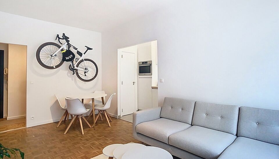 Dit gerenoveerd 1-slaapkamer appartement bevindt zich in een goed onderhouden gebouw. vlakbij Park Spoor Noord. Via de inkomhal betreedt u de lichtrijke woonkamer (ca.17m²) aan de achterzijde gelegen. De keuken (ca.7m²) bevindt zich aansluitend en is vo