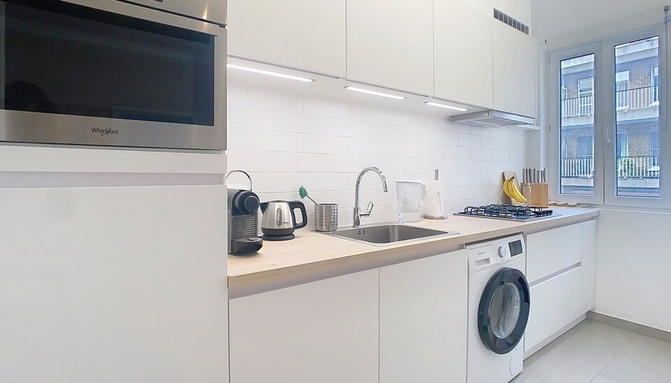 Dit gerenoveerd 1-slaapkamer appartement bevindt zich in een goed onderhouden gebouw. vlakbij Park Spoor Noord. Via de inkomhal betreedt u de lichtrijke woonkamer (ca.17m²) aan de achterzijde gelegen. De keuken (ca.7m²) bevindt zich aansluitend en is vo