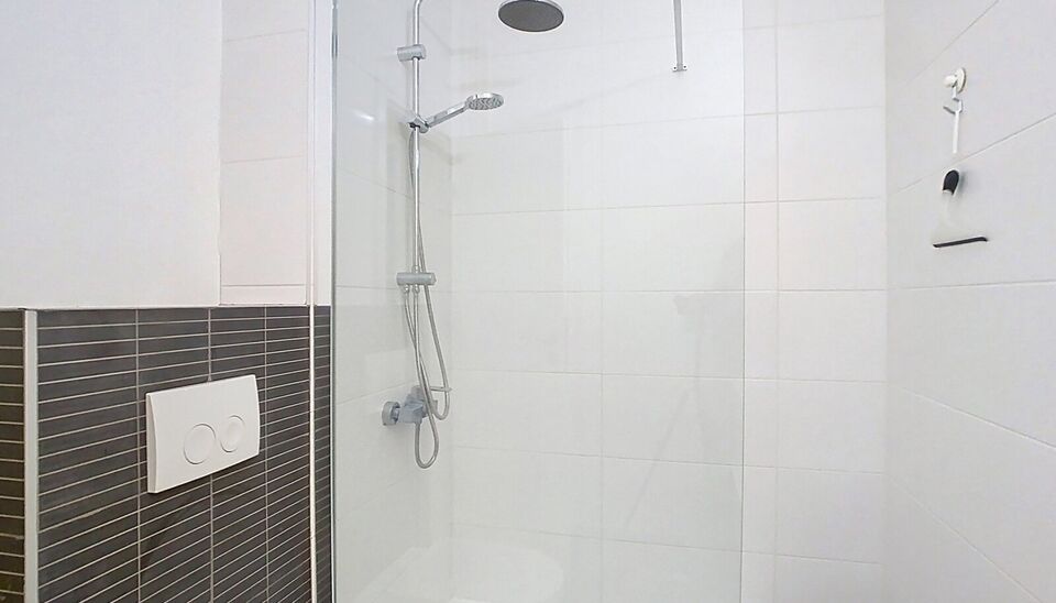 Dit gerenoveerd 1-slaapkamer appartement bevindt zich in een goed onderhouden gebouw. vlakbij Park Spoor Noord. Via de inkomhal betreedt u de lichtrijke woonkamer (ca.17m²) aan de achterzijde gelegen. De keuken (ca.7m²) bevindt zich aansluitend en is vo