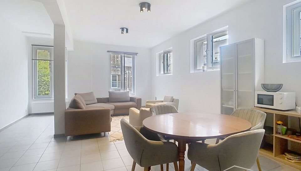 Instapklaar hoekappartement met zonne dakterras op toplocatie aan UA. Ideaal voor starters of investeerders
In dit verzorgde gebouw, aan de rustige achterzijde op de eerste verdieping, bevindt zich dit charmante hoekappartement.
Via de beveiligde inkomdeu